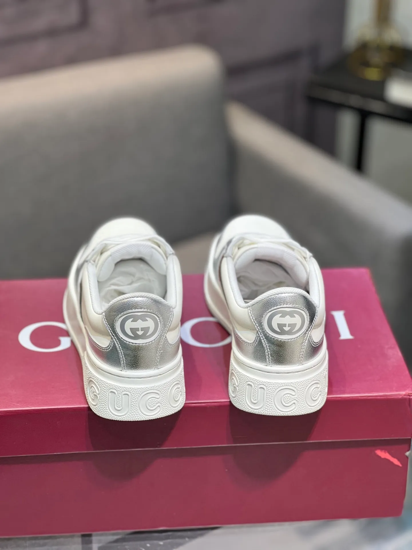 Men's men's shoes💰640 Gucci counter's latest couple's biscuit shoes‼ ️ 👑Purchasing agent level Gucci’s latest IP lightweight thick-soled white shoes can be put on your feet in seconds**4CM! ! Simple, easy to match and full of retro charm ~ the latest anti-counterfeiting cloth label on the tongue. And with electronic chip anti-counterfeiting.   The upper is made of imported environmentally friendly water-dyed calfskin, with a +1:1 fly-woven mesh surface to absorb sweat and an inner lining! Fly-knitted leather molded latex insole. Original IP lightweight outsole, one-piece injection molding, super comfortable and elastic, size: female 35-40 (female 41 customized) male 39-44 (male 38.45 46 customized)